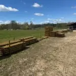 Stock de rondins en bois traités pour aménagement extérieur