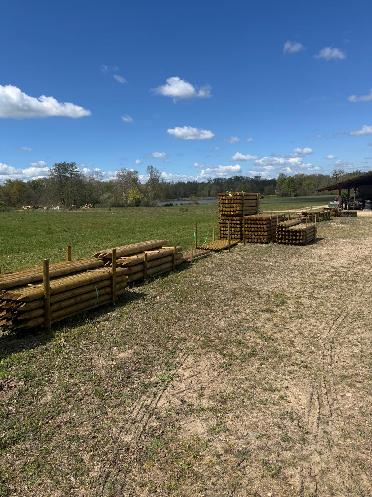 Stock de rondins en bois traités pour aménagement extérieur