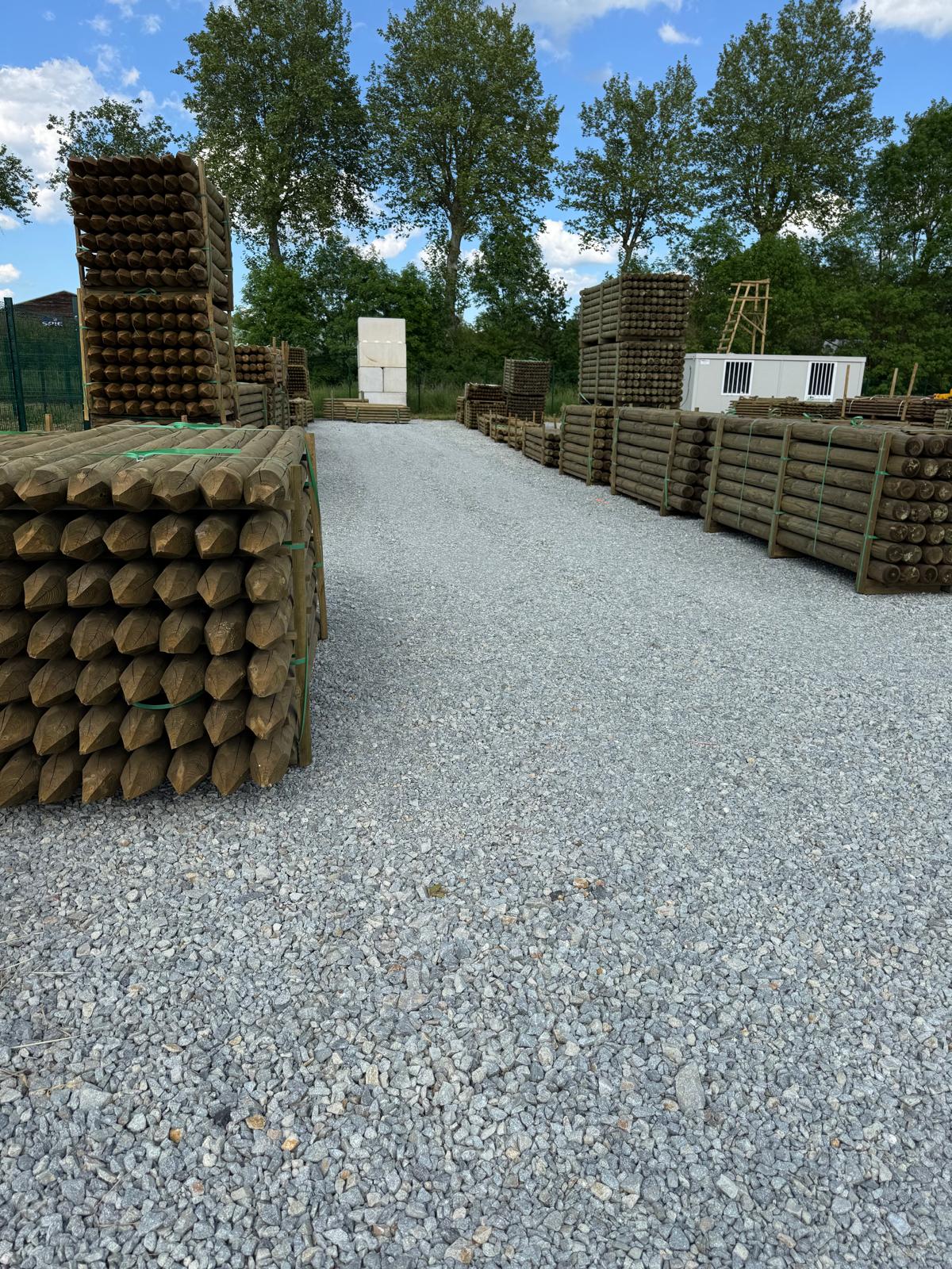 Rondins de bois traités pour clôtures et espaces extérieurs