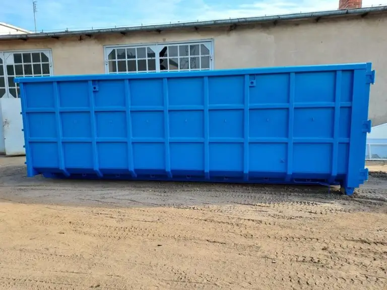 Benne Ampliroll neuve à fond Hardox sur un chantier de démolition