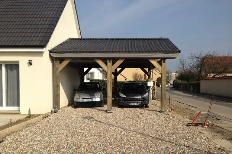 Carport bois monopente en pin classe 4 abritant deux véhicules