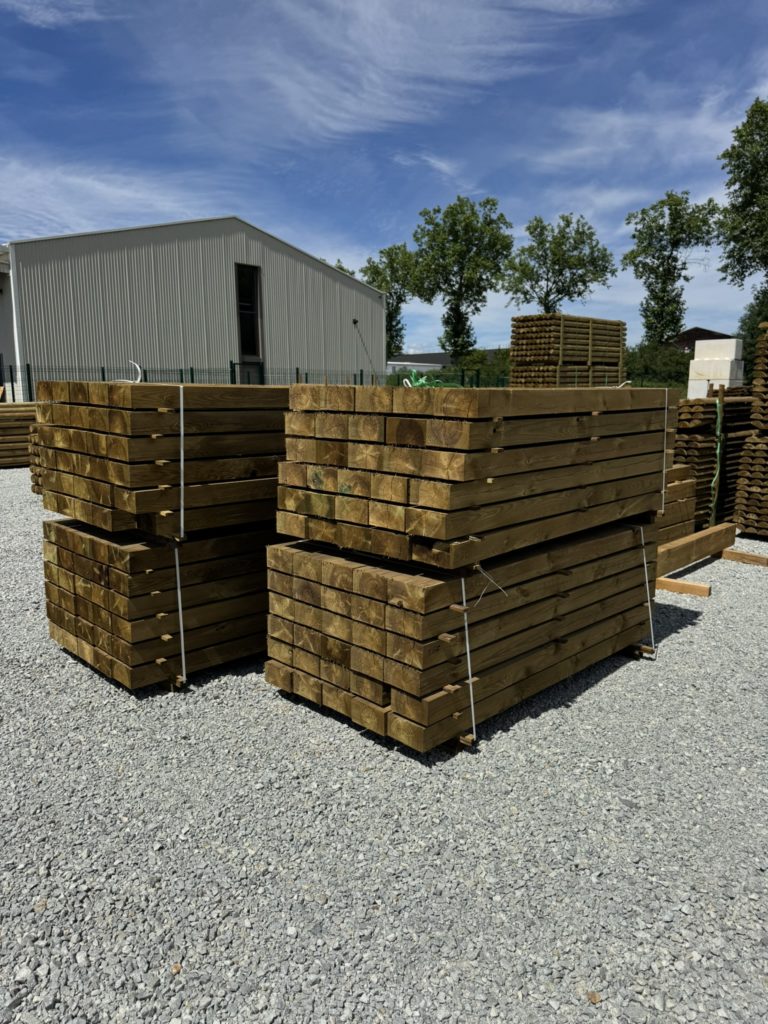 Traverses paysagères 100 × 200 mm en pin traité classe 4 stockées au dépôt