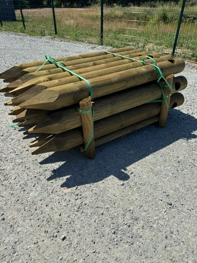 Éléments en bois classe 4 préparés pour une clôture emboîtable