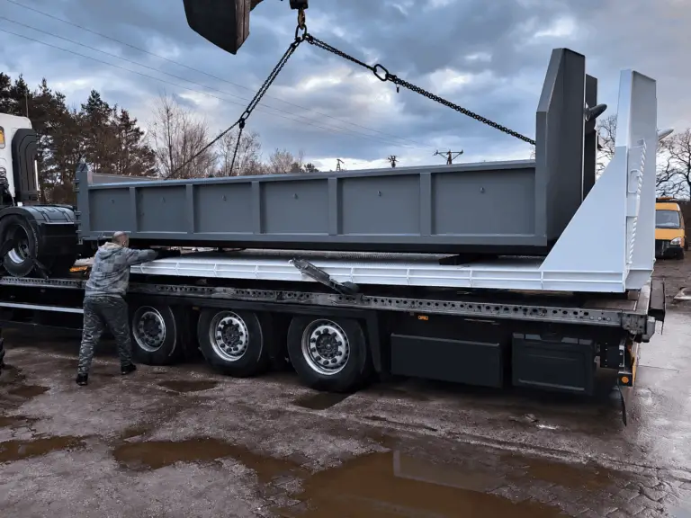 Plateau Ampliroll neuf monté sur un porteur poids lourd et chargé d’un engin